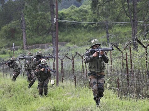 पाकिस्तान से लगी नियंत्रण रेखा पर निगरानी करते सेना के जवान. (फाइल फोटो)  