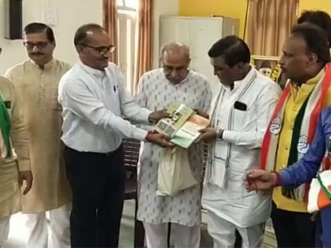 Indore News: इंदौर में कांग्रेस ने आरएसएस कार्यालय जाकर तिरंगा भेंट किया. बदले में उसे तिरंगे के साथ-साथ किताबें और दीपक मिले.