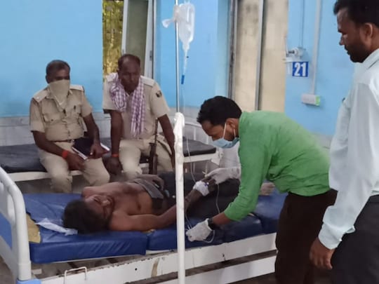 दुखहरण गांव के लोगों की पिटाई से जख्मी निकेत का इलाज गोपालगंज सदर अस्पताल में चल रहा है.