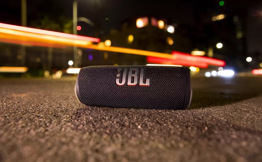  JBL Flip 6 Wireless Portable Bluetooth Speaker: अमेज़न मेगा म्यूज़िक सेल में JBL के इस स्पीकर को सिर्फ 11,999 रुपये की कीमत पर उपलब्ध कराया जा रहा है. इसमें सिंगल चार्जिंग पर 12 घंटा का प्लेबैक टाइम, ब्लूटूथ 5.1, IP67 वॉटर और डस्ट रेसिस्टेंस फीचर मिलता है. इसमें पार्टीबूस्ट फंक्शन भी दिया गया है.