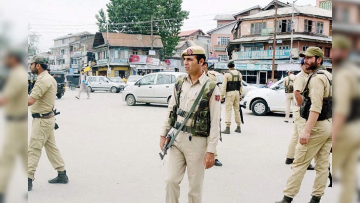 जम्मू-कश्मीर के बडगाम में ग्रेनेड हमला करने के मामले में दो आतंकवादी गिरफ्तार पुलिस ने दी जानकारी