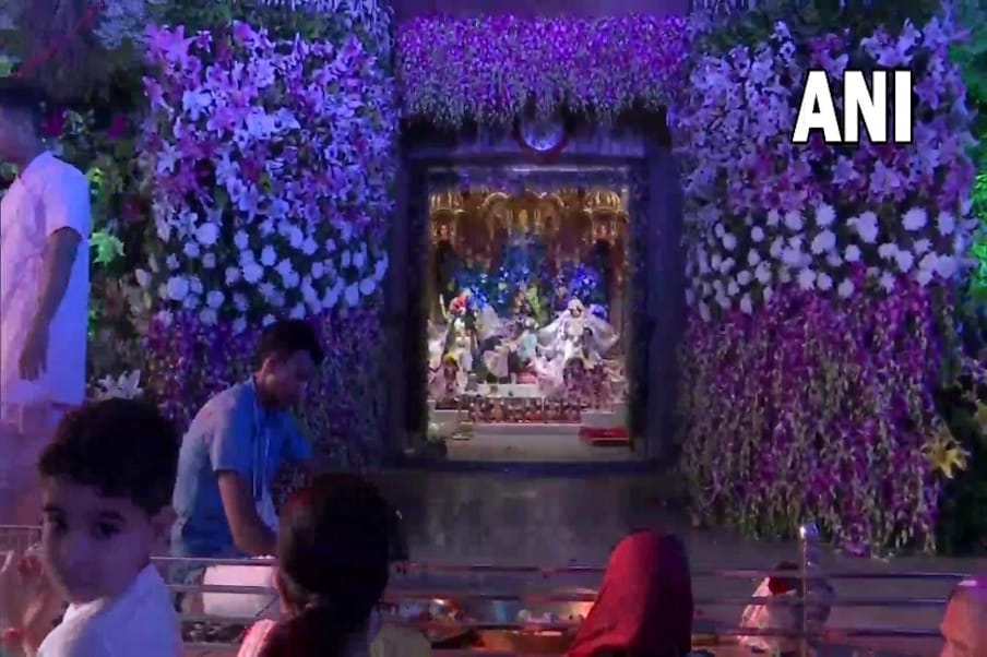  सेक्टर-20 स्थित गौड़ीय मठ मंदिर और सेक्टर-36 स्थित इस्कान मंदिर में विशेष फूलों के साथ पंडाल बनाए गए है. फूलों को दिल्ली से मंगवाकर अलग-अलग रंगों और डिजाइन में तैयार किया गया है.