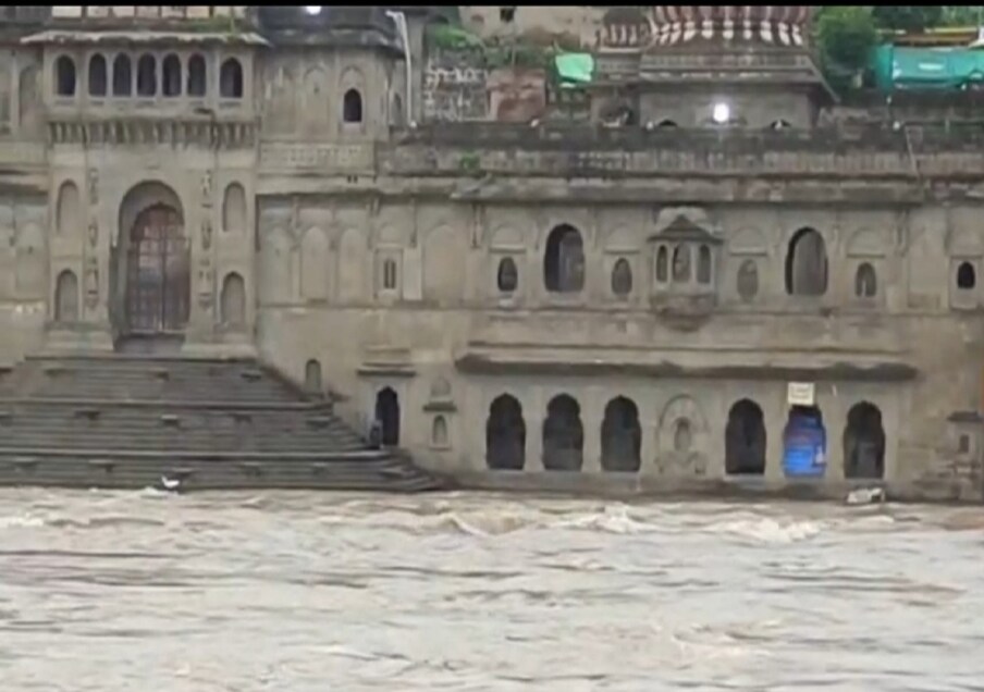  नर्मदा नदी के बीच बने बाणेश्वर मंदिर और घाट पर स्थित अधिकांश मंदिर आधे पानी में डूब गये हैं. बाढ़ के हालात को देखते हुए प्रशासन ने यहां लोगों की आवाजाही पर पहले ही रोक लगा रखी है. पिछले चार दिन से किला का मुख्य गेट को बंद कर रखा है.