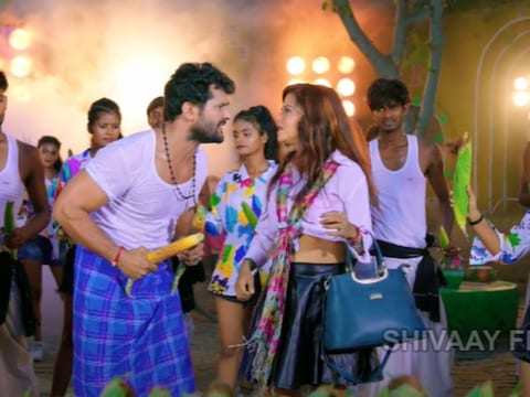 Bhojpuri Song: लुंगी और बनियान में 'मकई के बाल' बेचते दिखे खेसारी लाल यादव