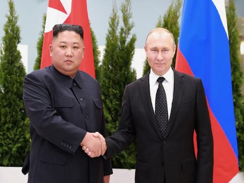 उत्तर कोरियाई नेता किम जोंग उन के साथ रूस के राष्ट्रपति व्लादिमीर पुतिन. (फाइल फोटो)