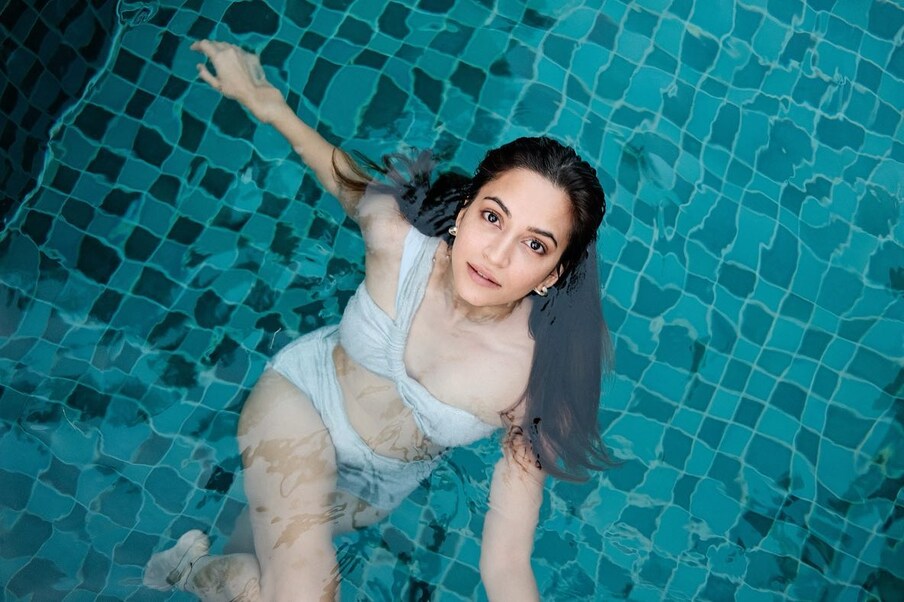  Kriti Kharbanda Latest Photos: 'शादी में जरूर आना', 'हाउसफुल 4' और 'पागलपंती' जैसी बॉलीवुड फिल्म के लिए मशहूर एक्ट्रेस कृति खरबंदा की लेटेस्ट तस्वीरें सोशल मीडिया पर हंगामा मचा रही हैं. कृति ने अपनी इन तस्वीरों को हाल ही में अपने सोशल नेटवर्किंग साइट इंस्टाग्राम अकाउंट शेयर किया है, जो देखते ही देखते इंटरनेट पर वायरल होने लगी हैं. अपनी इन तस्वीरों के जरिए कृति खरबंदा एक बार फिर ग्लैमर का तड़का लगाती नजर आ रही हैं. (फोटो साभारः Instagram @kriti.kharbanda)
