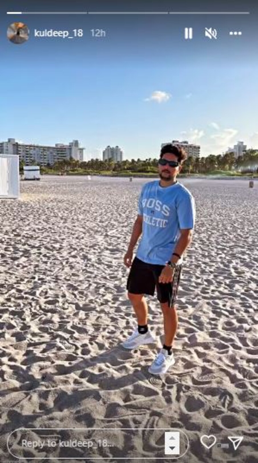  कुलदीप यादव ने अपनी इंस्टास्टोरी में खुद की बेहतरीन फोटो शेयर की है जिसमें वह आंखों पर काला चश्मा लगाए नजर आ रहे हैं. कुलदीप ने ब्लैक कलर के शॉट्स और आसमानी रंग का टी शर्ट पहना हुआ है. (Instagram)