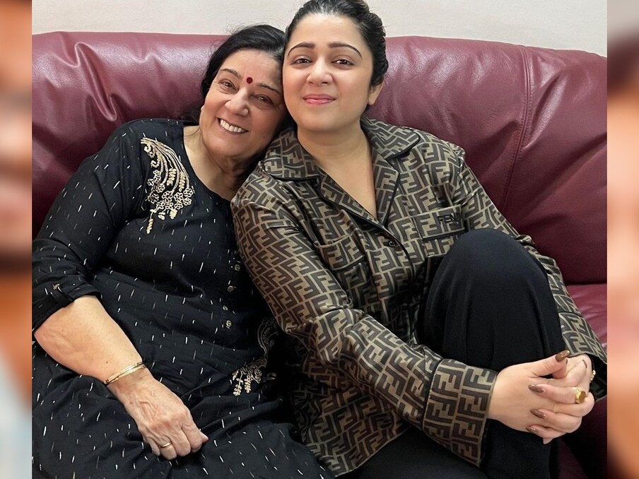 सोशल मीडिया पर सामने आई फोटोज (Charmme kaur Photos) में अगर चार्मी कौर के लुक की बात की जाए तो इसमें देखने के लिए मिल रहा है कि वो कोट के साथ ब्लैक पायजामे में नजर आ रही हैं. तस्वीरों में भाई बहन के प्यार को देखकर फैंस की खुशी का ठिकाना नही है.