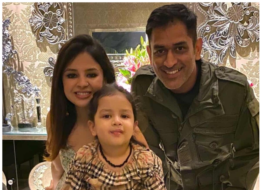  क्रिकेट से ब्रेक के लेने के बाद महेंद्र सिंह धोनी अपने परिवार और दोस्तों के साथ क्वॉलिटी टाइम स्पेंड करते हैं. इसी के साथ वह अपने अलग-अलग शौक में भी हाथ आजमाते रहते हैं. धोनी ने रिटायरमेंट के बाद अपना ऑर्गेनिक फॉर्म भी शुरू कर लिया है. (Sakshi Dhoni/Instagram)