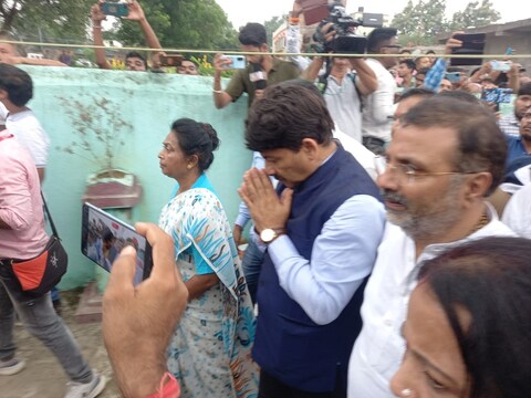 मनोज तिवारी, निशिकांत दुबे और कपिल मिश्रा पहुंचे अंकिता के आवास पहुंचे और उनके परिजनों से मुलाकात की.