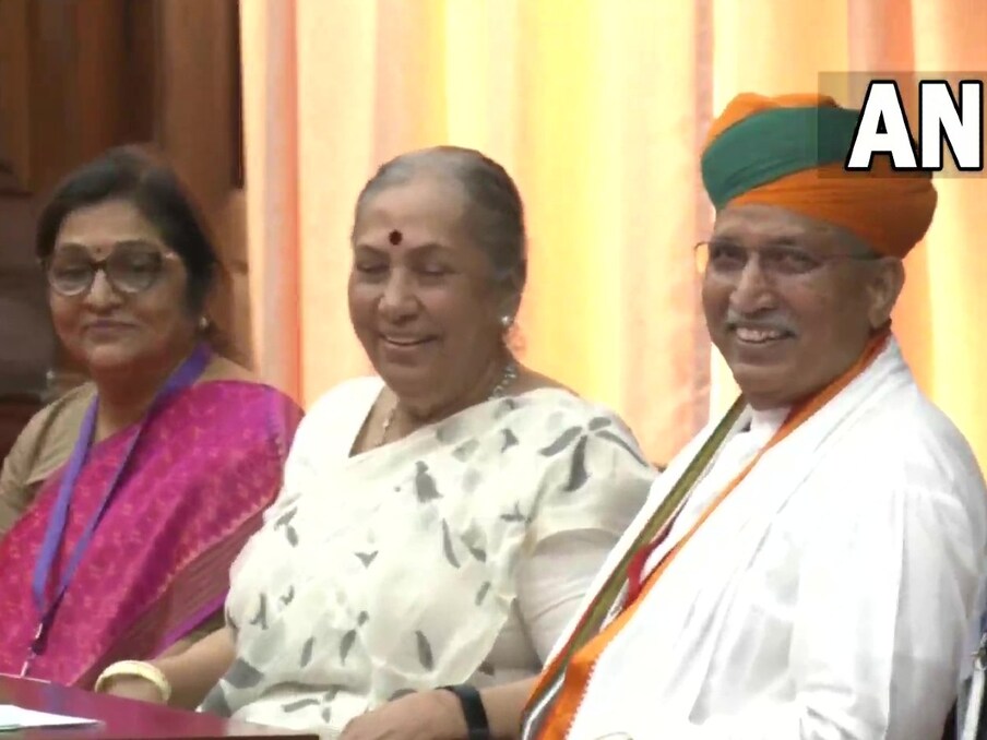  चुनाव के दौरान विपक्ष की उपराष्ट्रपति पद की उम्मीदवार मार्गरेट अल्वा संसद में केंद्रीय मंत्री अर्जुन राम मेघवाल से बातचीत करती हुई. (फोटो ANI)
