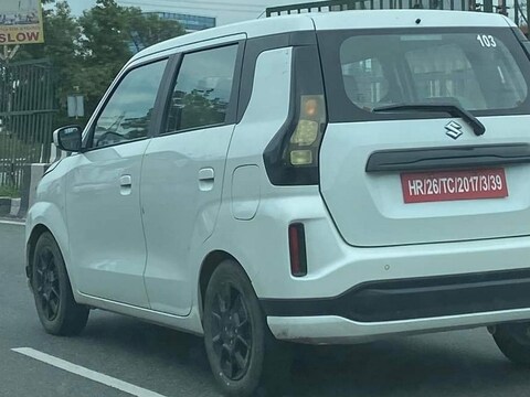 वैगन आर इलेक्ट्रिक को एक साल बाद टेस्टिंग के दौरान देखा गया. 