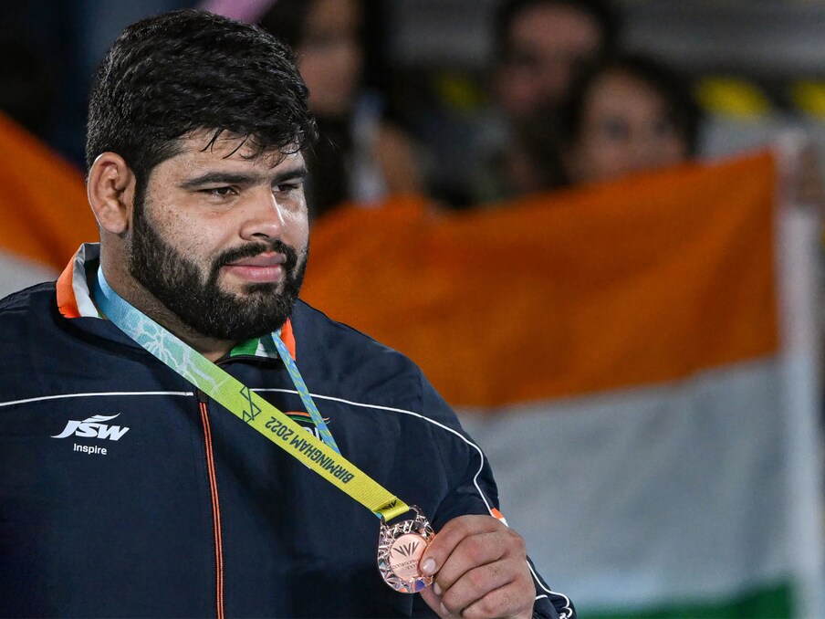  भारतीय पहलवान मोहित ग्रेवाल ने भी ब्रॉन्ज मेडल जीता. उन्होंने 125 किग्रा वेट कैटेगरी के मेडल मुकाबले में जमैका के आरोन जॉनसन को मात दी. इससे पहले उन्हें सेमीफाइनल में अमरवीर धेसी से 2-12 से हार मिली थी. (PTI)