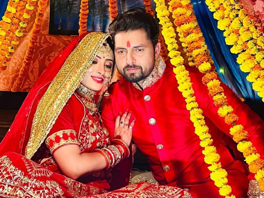  सोशल मीडिया पर सामने आई फोटोज में देखने के लिए मिल रहा है कि विक्रांत और संचिता दोनों ही शादी (Vikrant Singh Rajput-Sanchita Banerjee Wedding Pics) के जोड़े में नजर आ रहे हैं. दोनों के बीच कमाल की रोमांटिक केमिस्ट्री देखने के लिए मिली थी.