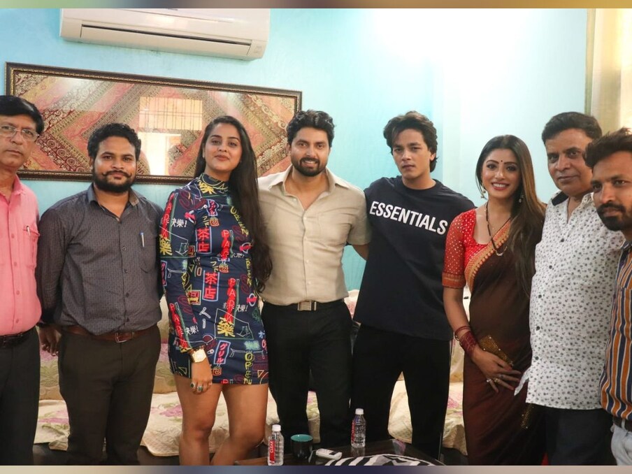  विक्रांत और संचिता बनर्जी अपकमिंग फिल्म 'ये बंधन है प्यार का' की शूटिंग में बिजी हैं. इसी के सेट से उनकी रोमांटिक तस्वीरें सामने आई हैं. इसकी शूटिंग शुरू हो चुकी हैं. यह एक सामाजिक प्रेम कहानी वाली फिल्म है, जिसमें 'नच बलिए' फेम भोजपुरी के फिटनेस आइकन विक्रांत सिंह राजपूत मुख्य भूमिका में नजर आने वाले हैं.