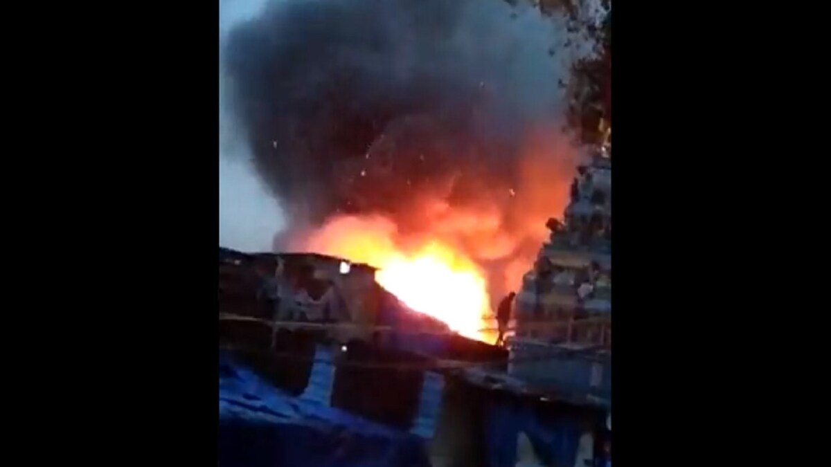 VIDEO: मुंबई के रे रोड इलाके की झुग्गियों में लगी आग दमकल-एम्बुलेंस घटनास्थल पर मौजूद
