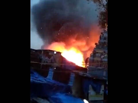 Mumbai Slums Fire: आग नौ झुग्गियों में भी फैल गई. आग में बिजली के तार, दरवाजे और खिड़कियां, प्लास्टिक की चादरें, कपड़े और कुछ अन्य घरेलू सामान जल गए, लेकिन इसमें किसी के हताहत होने की सूचना नहीं है.