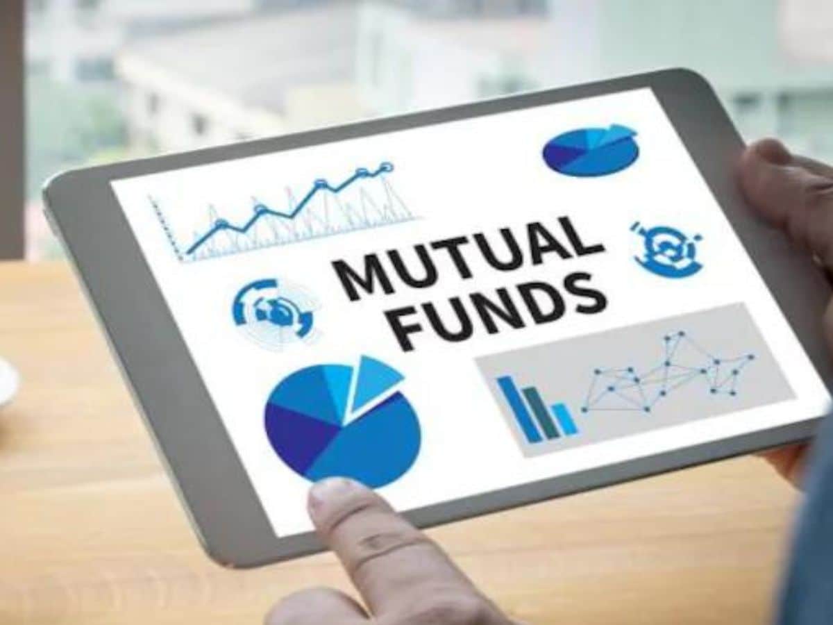  क्वांट एब्सोल्यूट फंड (Quant Absolute Fund) : मनीकंट्रोल की एक रिपोर्ट के अनुसार, इस फंड का नाम पहले एस्‍कॉर्ट बैलेंस्‍ड फंड था. क्‍वांट एएमसी ने Escorts AMC का अधिग्रहण किया था. जिसके बाद यह फंड Qunat के पास आ गया। उसके बाद से इसका रिटर्न शानदार रहा है. जिस निवेशक ने पिछले 15 साल में हर महीने 10,000 रुपये सिप इस फंड में किया है आज उसके पैसे बढ़कर 63 लाख रुपये हो गए हैं. यह 15.4 फीसदी XIRR रिटर्न के बराबर है.