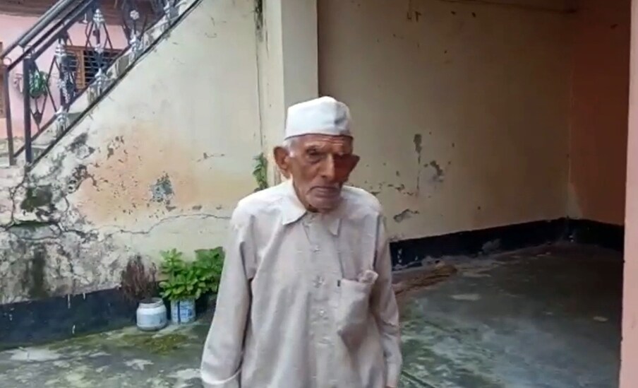  देवी सिंह ने बताया कि उन्होंने 5 शादियां की. छठी शादी इसलिए नहीं हो पाई थी क्योंकि विवाह से कुछ दिन ही महिला की मौत हो गई थी. अभी पांचवीं पत्नी के बच्चे हैं और उनकी पत्नी पत्नी उसे 25 वर्ष छोटी है.