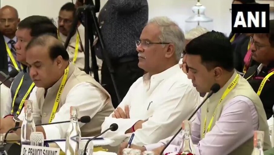  छत्तीसगढ़ के मुख्यमंत्री भूपेश बघेल ने नीति आयोग की गवर्निंग काउंसिल की बैठक के दौरान मांग की कि मनरेगा को शहरों के पास स्थित ग्रामीण इलाकों और 20,000 से कम आबादी वाले शहरों में लागू किया जाना चाहिए. उन्होंने बैठक में जीएसटी मुआवजे का मुद्दा भी उठाया. (ANI Photo)