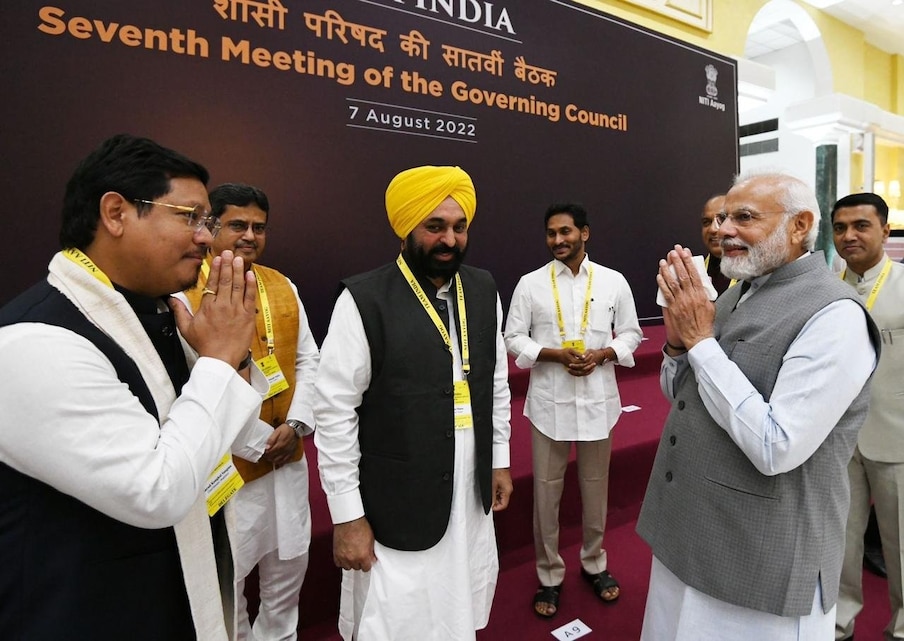  नीति आयोग गवर्निंग काउंसिल की बैठक के दौरान मेघालय के मुख्यमंत्री काॅनराॅड संगमा से उनका कुशलक्षेम पूछते प्रधानमंत्री नरेंद्र मोदी. इस दौरान पीएम मोदी ने पंजाब के मुख्यमंत्री भगवंत मान से भी मुलाकात की और उनका हालचाल जाना. (ANI Photo)
