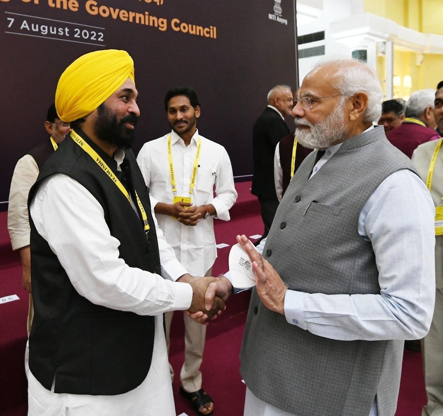 पंजाब के मुख्यमंत्री भगवंत मान ने नीति आयोग गवर्निंग काउंसिल की बैठक में फसलों के न्यूनतम समर्थन मूल्य की कानूनी गारंटी का मुद्दा उठाया. उन्होंने पानी, किसानों के कर्ज, एमएसपी की कानूनी गारंटी, नहर परियोजना, बुढ़ा नाले की सफाई (लुधियाना), बीबीएमबी (भाखड़ा ब्यास प्रबंधन बोर्ड) और स्वास्थ्य क्षेत्र का मुद्दा भी उठाया. (ANI Photo)