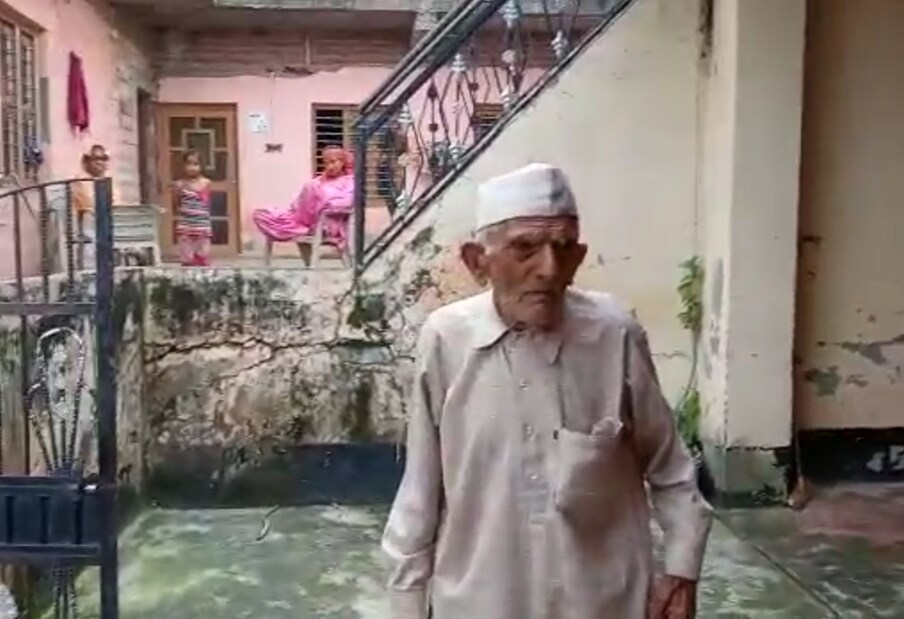  108 वर्षीय देवी सिंह ने बताया कि उनके शरीर में कोई भी दिक्कत नहीं है. सिर्फ आंखों की रोशनी कम हुई है. बाकी शरीर पूर्ण रूप से स्वस्थ हैं. घुटने-बाजू और पाचन शक्ति सब कुछ ठीक है.