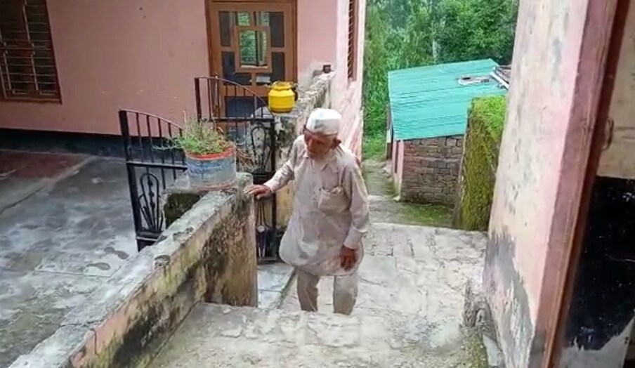  108 वर्षीय बुजुर्ग देवी सिंह कहते हैं कि इस उम्र में दोबारा उनके दांत आने शुरू हुए हैं. देवी सिंह ने अपने जीवन में पांच शादी रचाई है और उनके बच्चे भी अब बुजुर्ग हो रहे है.
