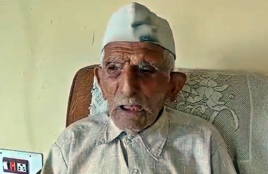  देवी सिंह 108 वर्ष के हो चुके हैं और हाल ही में उन्होंने अपना जन्मदिन मनाया. वह आज भी 30 वर्ष के युवक के बराबर काम करने का जज्बा रख रहे हैं.