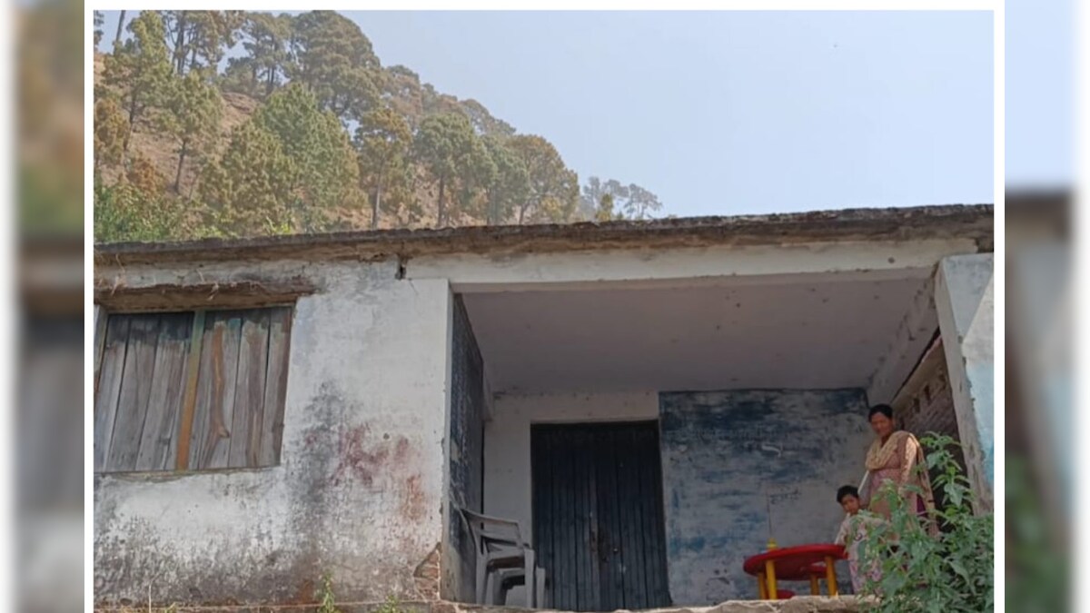 Nainital: लाखों का बजट फिर भी गांवों के आंगनबाड़ी खस्ताहाल शौचालय है तो दरवाजा नहीं