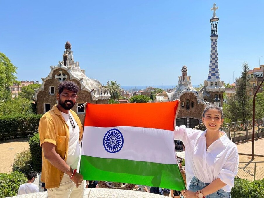  जी हां स्वतंत्रता दिवस (Independence Day 2022) के मौके पर जहां लोगों ने सोशल मीडिया पर घर पर तिरंगा लहराया था वहीं, 'तिरंगा हमारा अभिमान' अभियान से जुड़कर विग्नेश और नयनतारा ने विदेश की धरती यानी की स्पेन में तिरंगा झंडा लहरा कर आजादी का अमृत महोत्सव मनाया है. ये शानदार तस्वीरें उन्होंने इंस्टाग्राम पर शेयर की है.