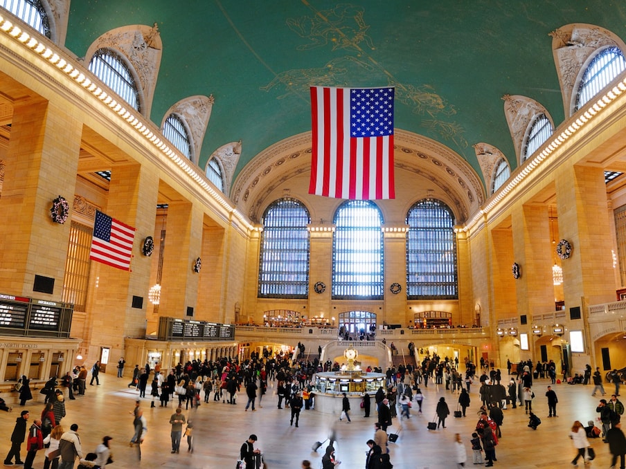  अमेरिका के न्यूयॉर्क (New York) का ग्रैंड सेंट्रल टर्मिनल (Grand Central Terminal) दुनिया के सबसे खूबसूरत रेलवे स्टेशनों (Railway Stations) में से एक माना जाता है. यह स्टेशन पर्यटकों के लिए भी आकर्षण का केंद्र है और कई हॉलीवुड फिल्मों में इसे दिखाया गया है. यह अपनी बॉक्स-आर्ट वास्तुकला के लिए प्रसिद्ध है. 1913 में बना यह स्टेशन दुनिया के सबसे लंबे ट्रेन स्टेशन के तौर पर जाना जाता है यहां के मेन हॉल की छत पर पेंटिंग यहां का विशेष आकर्षण हैं. (तस्वीर: Songquan Deng / shutterstock)