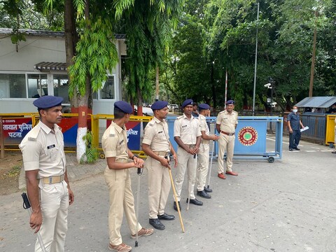 पटना के 1 अणे मार्ग और राजभवन की की सुरक्षा-व्यवस्था बढ़ा दी गयी है.