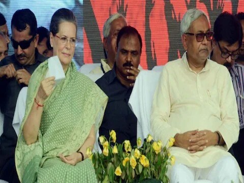 कांग्रेस की विधायक की मानें तो सोनिया गांधी ने बिहार में महागठबंधन सरकार बनवाने में मध्यस्थता की भूमिका निभाई है (फाइल फोटो)