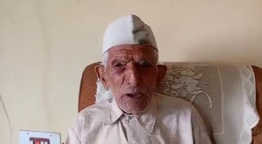  नालागढ़ (सोलन). मौजूदा वक्त में खान-पान के चलते लोगों की औसतन उम्र 70 वर्ष है. लोग सेहत के मामले में लापरवाह होते जा रहे हैं. लेकिन 108 साल के देवी सिंह में अब भी वही ताजगी और जोश है. मामला हिमाचल प्रदेश के सोलन जिले के नालागढ़ के रामशहर से जुड़ा है.