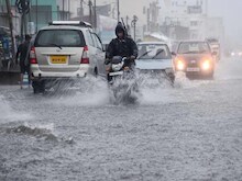 Rain Alert: दिल्ली के कई इलाकों में हुई झमाझम बारिश, उमसभरी गर्मी से मिली राहत
