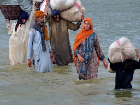पाकिस्तान का अधिकांश क्षेत्र बाढ़ में डूबा हुआ है. महंगाई सातवें आसमान पर है. AP