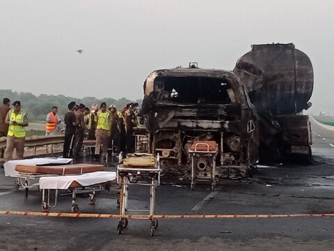 पाकिस्तान में दर्दनाक सड़क हादसा, बस और टैंकर की भिडंत में 20 की मौत - pakistan  20 people killed when bus collided with an oil tanker on multan lkm –  News18 हिंदी
