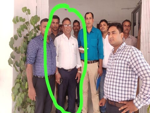 आरोपी अधीक्षण अभियंता अरुण कुमार ने गया जेल परिसर में एक प्रोजेक्ट की स्वीकृति देने के लिए ठेकेदार गणेश कुमार से एक लाख रुपया रिश्वत मांगी थी, जिसकी शिकायत करने पर वो रंगे हाथ पकड़ा गया (हरे घेरे में)