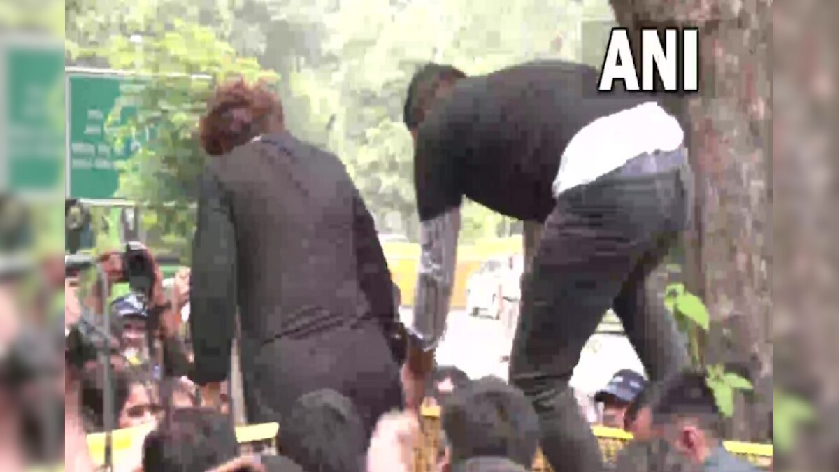 VIDEO: प्रियंका गांधी ने एआईसीसी के पास लगे पुलिस बैरिकेड के ऊपर से किया जंप