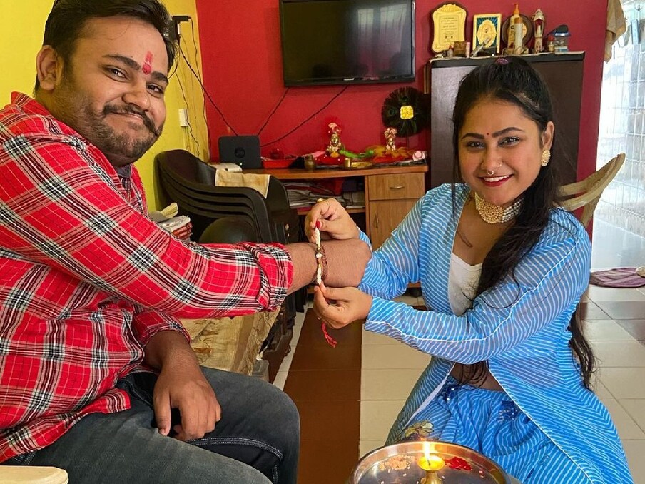  आपको बता दें कि प्रियंका पंडित (Priyanka Pandit Bhojpuri Actress) भोजपुरी की जानी मानी एक्ट्रेस हैं. उन्होंने खेसारी लाल यादव (Khesari Lal Yadav), पवन सिंह (Pawan Singh), दिनेश लाल यादव निरहुआ (Dinesh Lal Yadav Nirahua) जैसे स्टार्स के साथ काम किया है. उनकी एक्टिंग को भी काफी पसंद किया जाता रहा है.