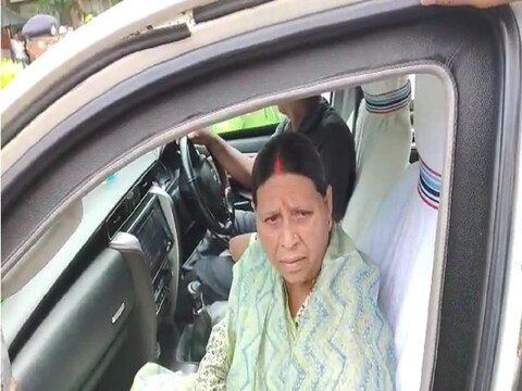 राबड़ी देवी ने कहा कि जनता हमारा परिवार है और परिवार सब देख रहा है. 