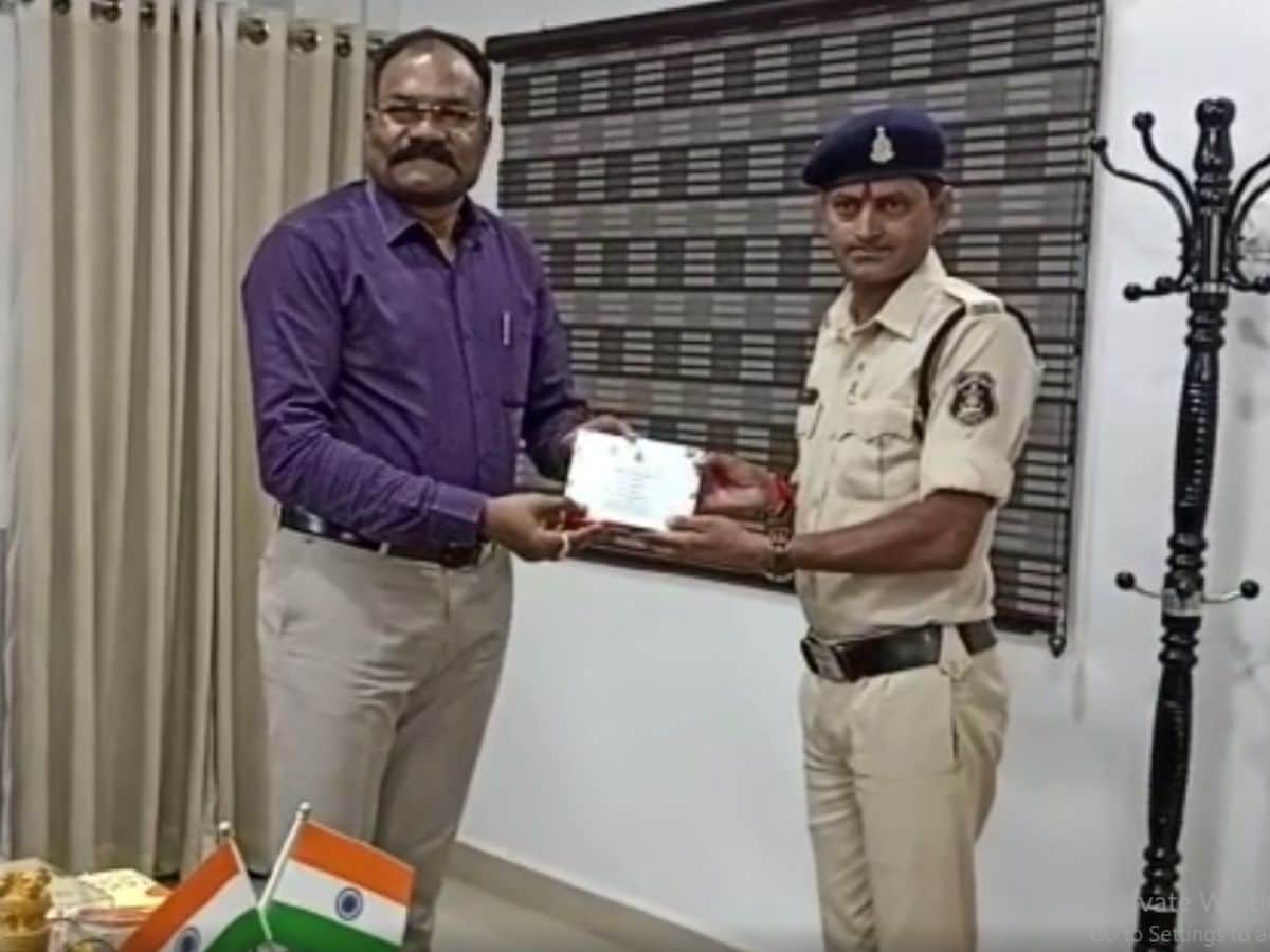 राजनांदगांव एसपी की नई पहल, इस खास दिन डांटते नहीं, जवानों को देते हैं