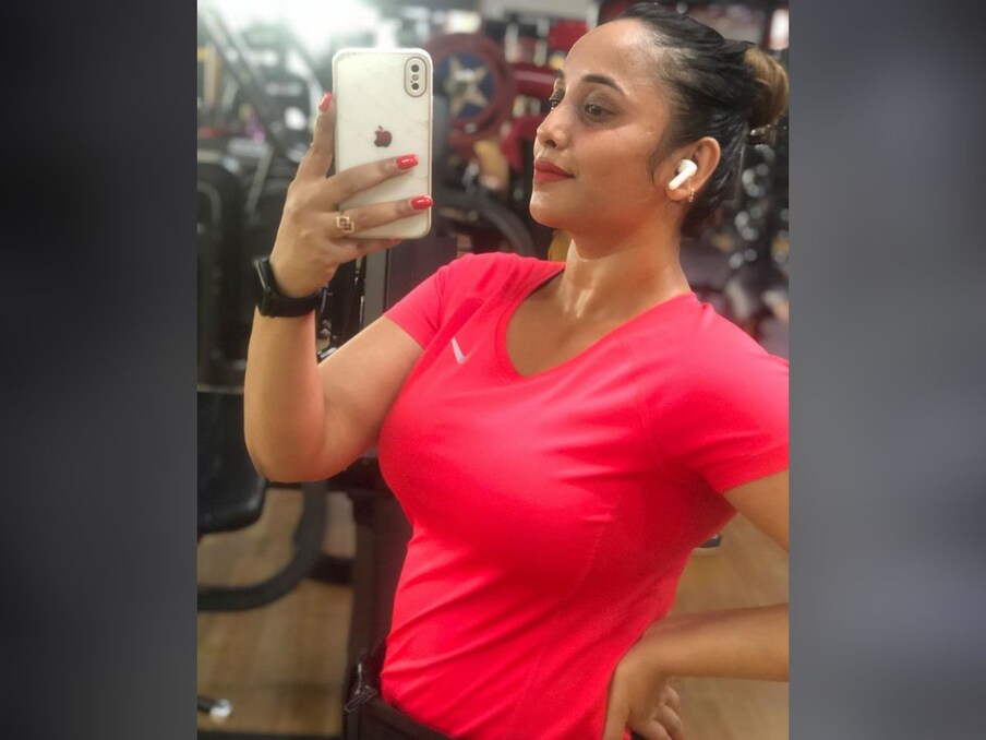 भोजपुरी एक्ट्रेस रानी चटर्जी ने तस्वीरों (Rani Chatterjee Latest Photos) को शेयर करने के साथ ही लिखा, 'मैं पानी पानी हो गई'. फोटोज में एक्ट्रेस को पसीने से तर-बतर देखा जा सकता है. इससे साफ जाहिर है कि वो खुद को फिट रखने के लिए जिम में खूब पसीना बहाती हैं.