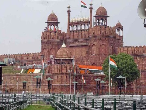 दिल्ली पुलिस ने 75वें स्वतंत्रता दिवस कार्यक्रम के सिलसिले में लाल किले को छावनी में तब्दील कर दिया गया है. (ANI Photo)