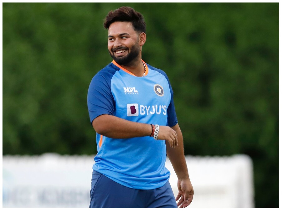  ऋषभ पंत इस प्लेइंग इलेवन में नंबर 5 पर बतौर विकेटकीपर-बल्लेबाज उतरेंगे. उन्हें जिम्बाब्वे के खिलाफ सीरीज से आराम दिया गया था. पंत भी पिछले कुछ वक्त से शानदार परफॉर्म कर रहे हैं. बतौर कप्तान भी उन्होंने कई मामलों में खुद को साबित किया है. वह भी एशिया कप में पाकिस्तान के खिलाफ वापसी करेंगे. (BCCI/Twitter)