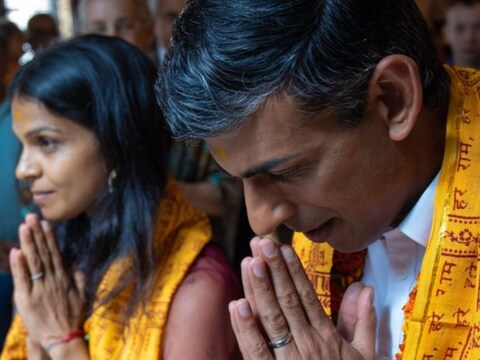 जन्माष्टमी के मौके पर मंदिर पहुंचकर ऋषि सुनक ने कृष्ण भगवान की पूजा की. (फाइल फोटो)
