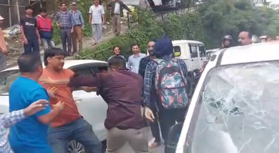  शिमला. हिमाचल प्रदेश की राजधानी शिमला में मारपीट का एक वीडियो वायरल हुआ है. शनिवार का यह वीडियो है और एक ड्राइवर से इसमें कुछ लोग मारपीट कर रहे हैं.