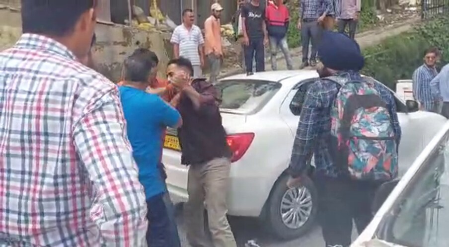  लक्कड़ बाजार में बीच सड़क पर मारपीट की वजह से जाम लग जाता है.