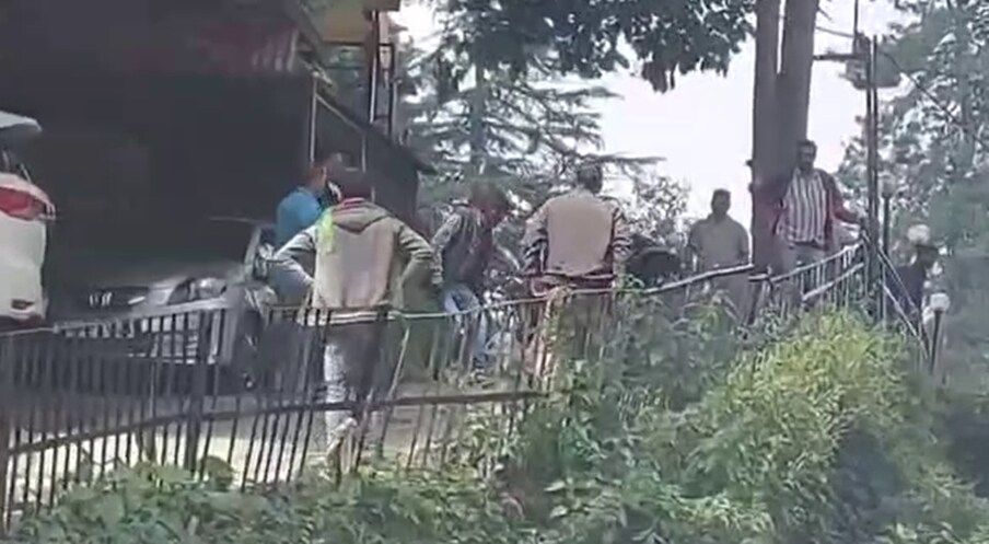  ड्राइवर को पकड़ने के बाद कुछ और युवक आते हैं और उससे मारपीट करते हैं. बताया गया है कि तारा हॉल के पास दो गाड़ियां टकराने को लेकर यह विवाद हुआ है.